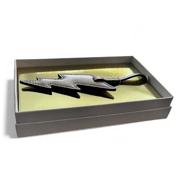 Michael Kors Pale Gold Lightning Bolt Saffiano Leather Bag Charm Keychain NIB - Picture 8 of 15